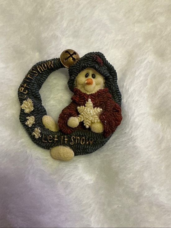 Jewelry - Brooch Holiday Snowman Wreath- Red and Cream